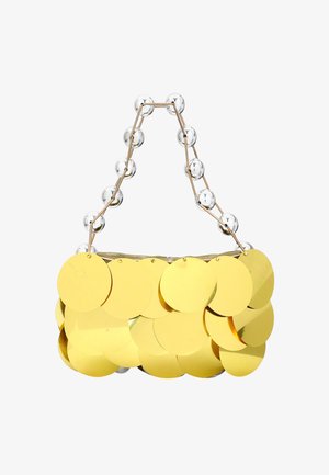 Gele ronde schijf handtas met een zilveren kettinghandvat, voorzien van metalen ronde versieringen en een getextureerde oppervlakte.
