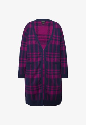 Lang, åben-front cardigan i mørk navy og fuchsia ternet mønster, med to frontlomme og trekvartærmer.