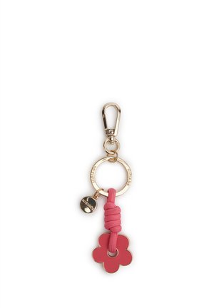 Portachiavi dorato con cordino rosa infilato in una targhetta a forma di fiore rossa e un piccolo charm rotondo, attaccato a una clip dorata.