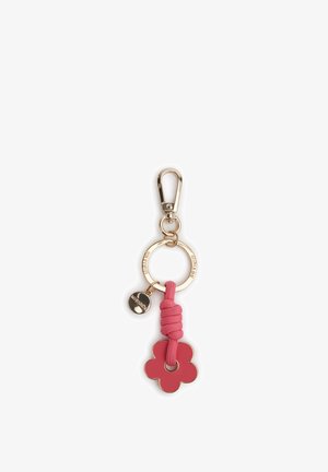 Portachiavi dorato con cordino rosa infilato in una targhetta a forma di fiore rossa e un piccolo charm rotondo, attaccato a una clip dorata.