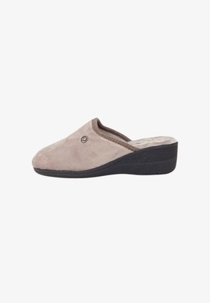 Zoccoli in suede beige senza lacci con un basso tacco a zeppa nera, caratterizzati da una punta arrotondata e dettagli cuciti lungo l'apertura.