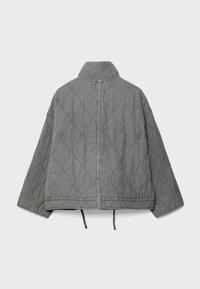 Veste matelassée grise avec un motif de couture ondulée, manches larges, col montant et cordons ajustables à l'ourlet, vue de dos.