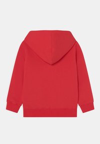 Rote Kapuzen-Sweatjacke mit langen Ärmeln, gerippten Bündchen und Saum. Glatte Textur, minimalistisches Design, keine sichtbaren Marken oder Muster auf der Rückseite.