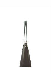 Borsa a mano in pelle grigia con un design angolare, caratterizzata da un manico ad anello e cuciture sottili. Il materiale appare liscio e flessibile.