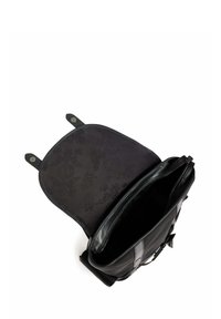 Zaino in pelle nera con un comparto principale con zip, dotato di una fodera in tessuto nero a fantasia e due spallacci.