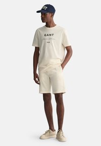GANT SUNFADED - Shorts - cream
