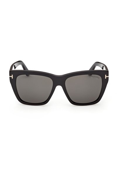 Lunettes de soleil rectangulaires noires avec des montures épaisses et des verres polarisés gris, ornées de subtils accents métalliques sur les branches.