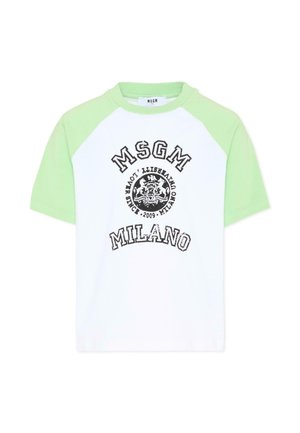 T-shirt blanc avec manches raglan vert clair, comportant le texte noir MSGM et MILANO ainsi qu'un emblème circulaire au centre.
