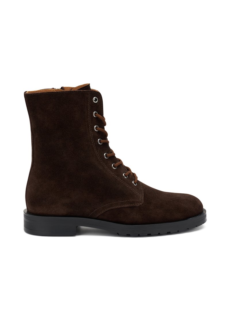 Botas de ante marrón hasta el tobillo con punta redondeada, sistema de cordones y suela de goma. Presentan una cremallera y costuras decorativas para más detalle.