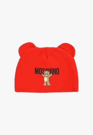Berretto di cotone rosso con orecchie da orso, caratterizzato da una grafica di un orso e il testo "MOSCHINO" stampato in nero. Texture morbida e forma arrotondata.