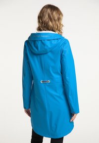 Modrá voděodolná pláštěnka s kapucí, nastavitelným pasem a zapínáním na patentky. Hladká, lesklá textura s jemným detailem značky na límci.