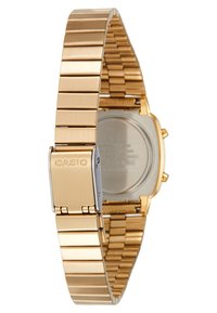 Goldfarbige Casio-Uhr mit einem Armband aus rostfreiem Stahl, ausgestattet mit einem rechteckigen Gehäuse und einem Verschluss, glatter Oberfläche und graviertem Logo.