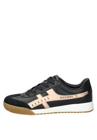 Zapatilla negra con acentos en rosa, que presenta una parte superior de cuero suave, puntera de ante texturizado y una suela de goma con una banda de rodadura de color goma.