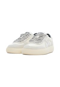Witte sneakers met grijze suède accenten, gestructureerde veters en een gevoerde zool. Voorzien van een logo aan de zijkant en een gewatteerde kraag.