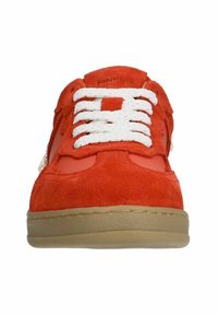 Rote Wildleder-Sneaker mit weißen strukturierten Schnürsenkeln, klaren Seitenpaneelen und einer beigen Gummisohle. Logo sichtbar auf der Zunge.