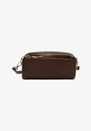Donkerbruine leren crossbodytas met structuur, gouden ritssluiting en gesp, rechthoekige vorm en voorvak met rits.