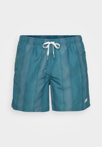 Tyrkysové plážové šortky s elastickým pásom a bielym šnúrkou na stiahnutie. Hladká textúra s jemnými vertikálnymi pruhmi a malou nášivkou po boku.