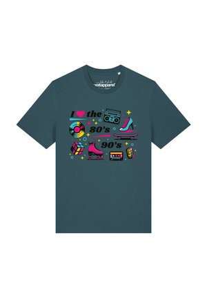 Dunkelgrünes T-Shirt mit bunten 1980er- und 1990er-Jahre-Symbolen, darunter Vinyl, Boombox, Rollschuh, Kassette und Text "I love the 80's 90's."