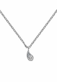 Collar de pendiente de plata con un diseño en forma de gota, que presenta un racimo de piedras preciosas transparentes en la punta y una cadena retorcida.