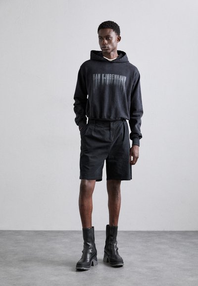 Han Kjøbenhavn WIDE LEG - Lühikesed püksid - black