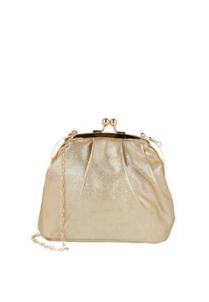 Pequeño bolso clutch dorado brillante con cierre de marco metálico y una delicada cadena dorada contra un fondo blanco.