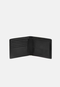 Portefeuille en cuir noir avec plusieurs emplacements pour cartes et une texture lisse. L'intérieur présente un agencement simple et dépouillé.