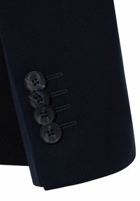 Dunkelblaues Blazer-Manschette mit vier schwarzen Knöpfen mit Schaftlöchern, ergänzt durch kontrastierende Nähte auf einer glatten Stoffoberfläche.