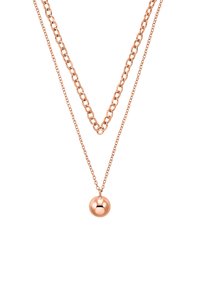 Collana multilivello composta da due catene in oro rosa e un pendente liscio e rotondo. Le catene variano in spessore; una presenta un design a maglie classiche.