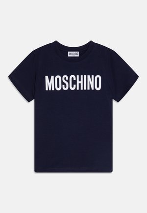 Marineblå t-shirt med kortærmer med hvidt tekst "MOSCHINO" centreret på brystet og rund halsudskæring.