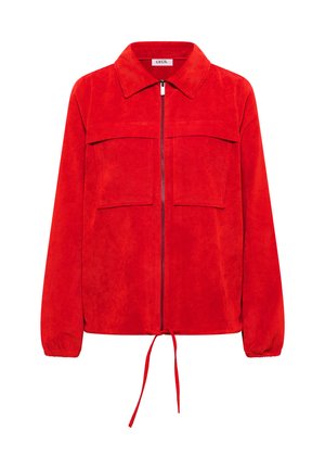 Czerwona kurtka sztruksowa z kołnierzem, zamkiem z przodu i dwiema kieszeniami na piersi. Posiada elastyczne mankiety oraz sznurek ściągający u dołu.