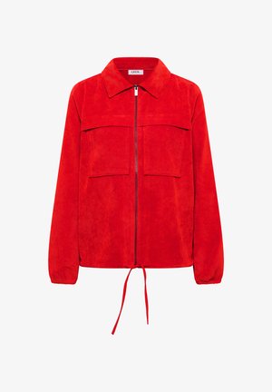 Rode corduroy jas met een kraag, ritssluiting aan de voorkant en twee borstzakken. Voorzien van elastische manchetten en een trekkoord onderaan.