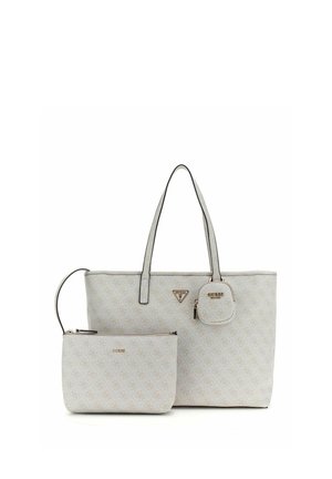 Sac cabas blanc de la marque Guess avec une petite pochette assortie et un porte-monnaie, présentant un motif de logo discret et des accents de quincaillerie dorée.