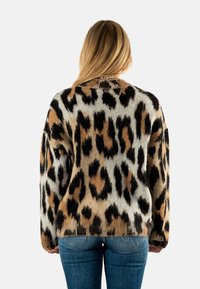 Leopardprint trui van zachte stof, met een kleurenpalet van beige, bruin en zwart; oversized ontwerp met een ronde halslijn.