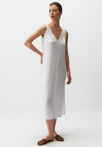Jimmy Key V NECK SLEEVELESS MIDI - Freizeitkleid - white