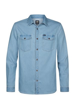 Lyseblå denimskjorte med knaplukning foran, to brystlommer og brune knapper. Har en klassisk krave og lange ærmer.