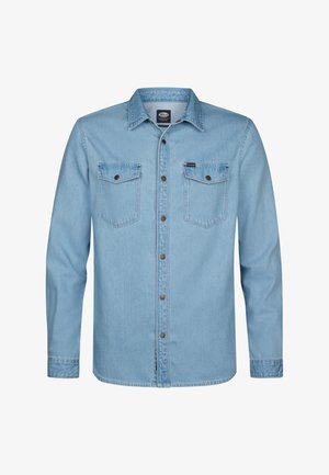Camicia di jeans blu chiaro con chiusura frontale a bottoni, due tasche sul petto e bottoni marroni. Presenta un colletto classico e maniche lunghe.
