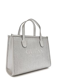 Borsa tote argento con texture intrecciata, logo in rilievo e manici piatti. Presenta bordi lisci e una forma rettangolare strutturata.
