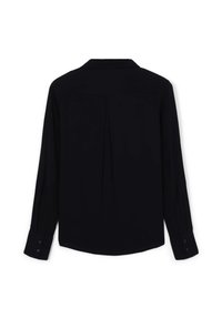 Blusa nera a maniche lunghe con piega sul retro, colletto e polsini con bottoni. Tessuto liscio con taglio classico e orlo leggermente curvo.