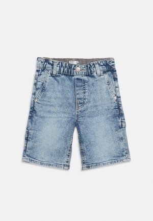 Jasnoniebieskie szorty dżinsowe z elastycznym pasem, przednim guzikiem, szlufkami na pasek, bocznymi kieszeniami oraz luźnym krojem.