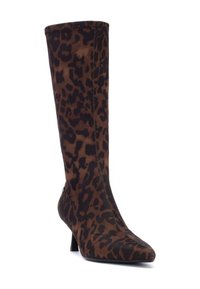 Bota de caña alta con estampado de leopardo, hecha de un tejido suave, con puntera puntiaguda y tacón de 3 pulgadas, que presenta un caña ajustada y costuras decorativas.