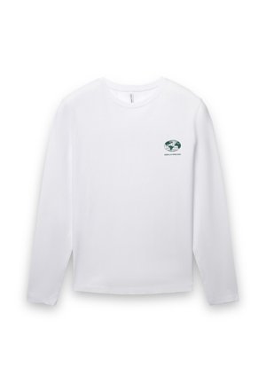 Maglietta bianca a maniche lunghe con scollo rotondo, con piccolo globo verde e testo "SPRING/SUMMER 2024" sul petto a sinistra.