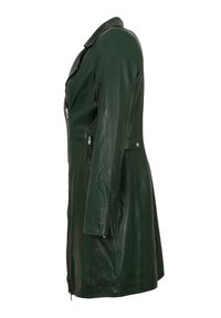 Grüne Lederjacke mit figurbetontem Schnitt, langen Ärmeln, einem Reverskragen und seitlichen Reißverschlüssen. Glatte Textur und mittellanger Schnitt.