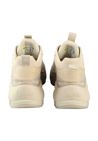 Paire de baskets beige de la marque Buffalo, vues de dos avec des semelles épaisses et des languettes en tissu sur le col du talon.