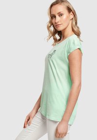 Merchcode SPRING - VIBES EXTENDED SHOULDER - Triko s potiskem - neo mint