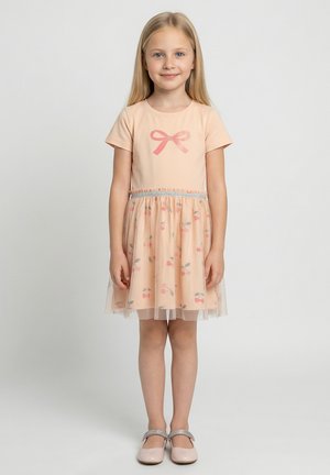 Pfirsichfarbenes kurzärmeliges Kleid mit einer pinkfarbenen Schleife, Tüllrock mit Kirschmustern verziert und einem silberakzentuierten Taillenbund.