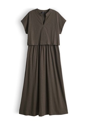 Robe midi marron à manches courtes avec une fente en V au niveau du col et une taille froncée, en tissu léger, posée à plat sur un fond blanc.