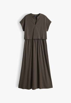 Robe midi marron à manches courtes avec une fente en V au niveau du col et une taille froncée, en tissu léger, posée à plat sur un fond blanc.