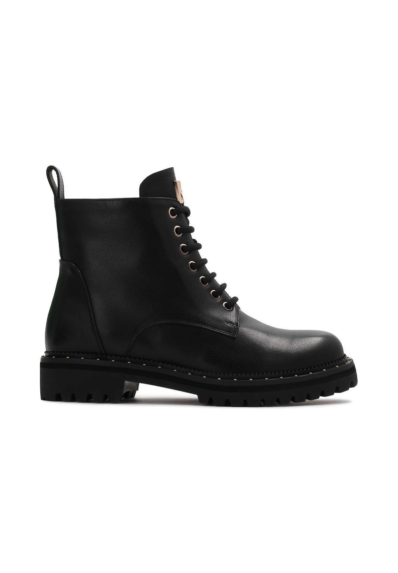 Botine negre din piele, cu vârf rotunjit, design cu șireturi și talpă din cauciuc cu câteva accente aurii. Include o bucată de prindere.