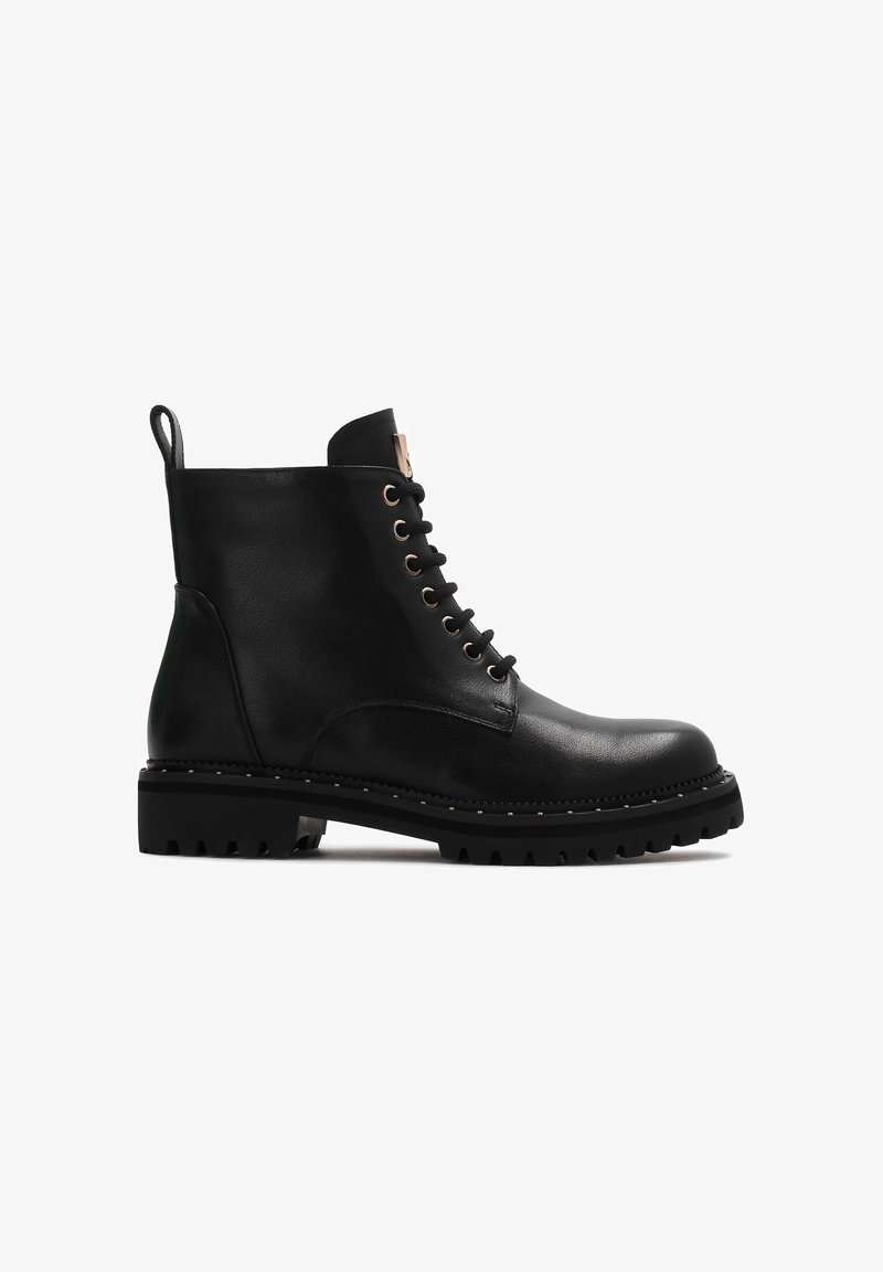 Botine negre din piele, cu vârf rotunjit, design cu șireturi și talpă din cauciuc cu câteva accente aurii. Include o bucată de prindere.