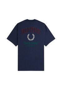 Camiseta de algodón color navy con "FRED PERRY" bordado en rojo, con un gráfico de laurel y el texto "Elegido por Campeones" en verde en la parte de atrás.
